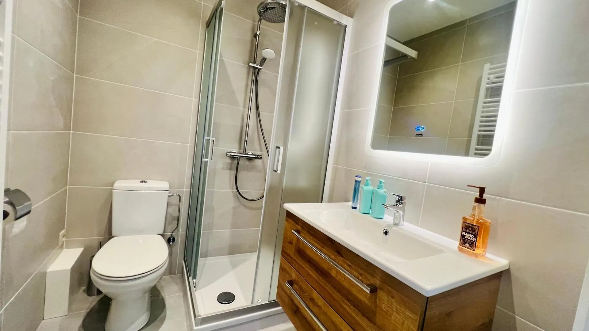 Elegant 3-Bedroom Apartment 安特卫普