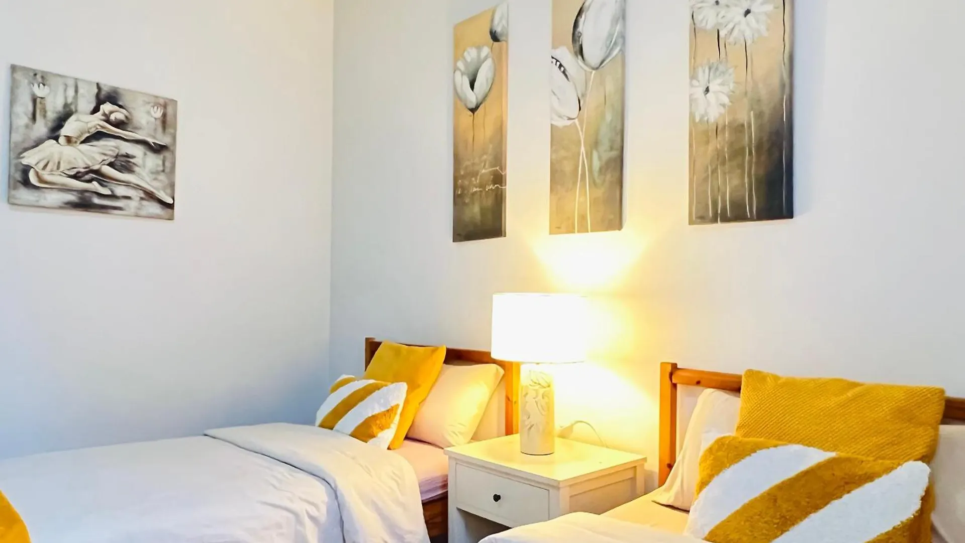 Elegant 3-Bedroom Apartment 安特卫普