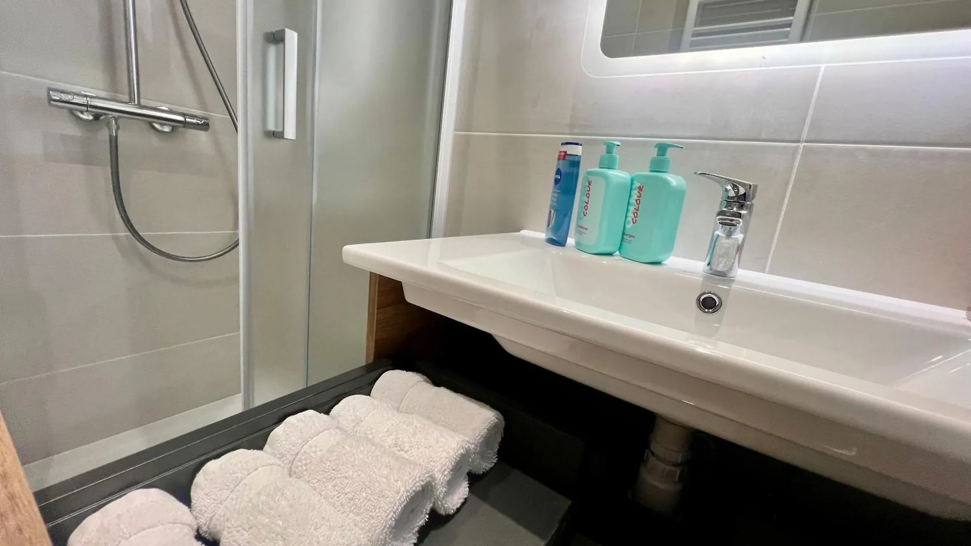 Elegant 3-Bedroom Apartment 安特卫普